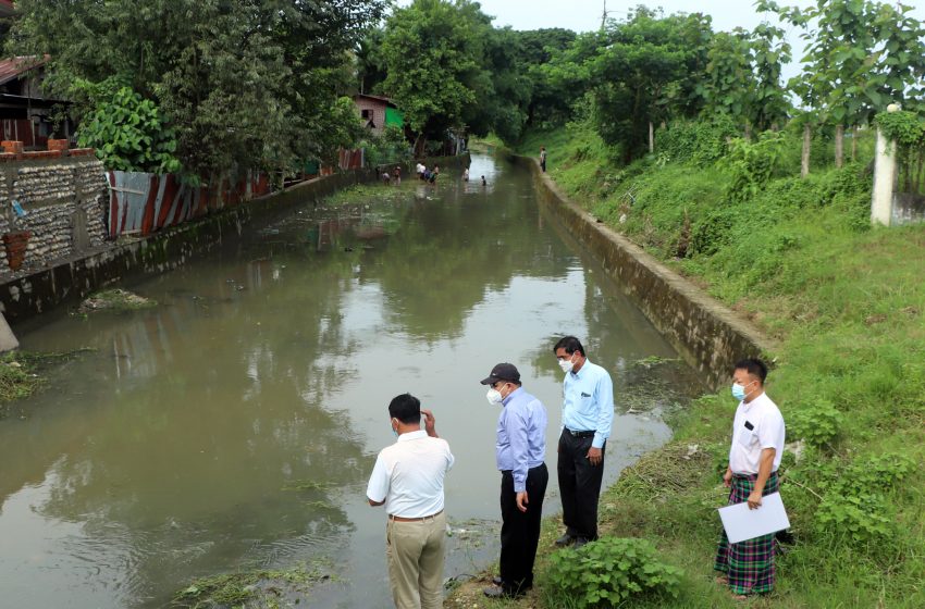  ကချင်ပြည်နယ်ဝန်ကြီးချုပ် မြစ်ကြီးနားမြို့ပေါ် ရပ်ကွက်များအတွင်း မိုးရာသီရေဝပ်တင်ကျန်မှု မရှိစေရေးနှင့် ပင်မရေနှုတ်မြောင်းများ ရေစီးရေလာကောင်းမွန်ရေး ကွင်းဆင်းစစ်ဆေး