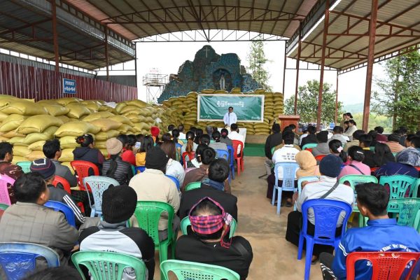 ကချင်ပြည်နယ်ဝန်ကြီးချုပ် နောင်ချိန်းကျေးရွာ၊ ကက်သလစ်အသင်းတော်၌ ယာယီနေရပ်စွန့်ခွာ အိမ်ထောင်စုများအား ချီးမြှင့်ငွေများပေးအပ်