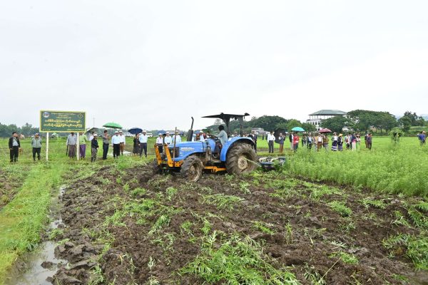 ကချင်ပြည်နယ်ဝန်ကြီးချုပ် ဗလမင်းထင်စံပြစိုက်ကွင်းအတွင်း သစ်စိမ်းမြေသြဇာထယ်ထိုးမြှုပ်နှံခြင်း ကွင်းသရုပ်ပြပွဲနှင့် တောင်သူများထံစပါးမျိုးစေ့နှင့်ဓာတ်မြေသြဇာအိတ်များ ချီးမြှင့်ပေးအပ်ပွဲသို့ တက်ရောက်၊ မော်ဖောင်းကွက်သစ် မြေနေရာဖော်ထုတ်နေမှုအား ကြည့်ရှုစစ်ဆေး၊ နမ္မတီးမြို့ရှိ ယာယီတိမ်းရှောင်ပြည်သူများအား အခမဲ့ဆေးဝါးကုသမှုပေးနိုင်ရေး အလှူငွေများထောက်ပံ့ပေးအပ်