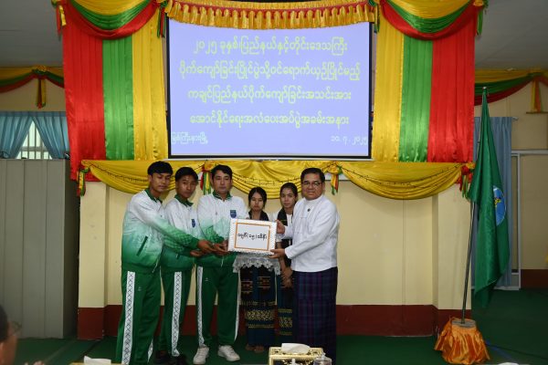 ကချင်ပြည်နယ်ဝန်ကြီးချုပ် ၂၀၂၅ ခုနှစ်၊ တိုင်းဒေသကြီးနှင့် ပြည်နယ်ပိုက်ကျော်ခြင်းပြိုင်ပွဲသို့ သွားရောက်ယှဉ်ပြိုင်ကြမည့် ပြည်နယ်ပိုက်ကျော်ခြင်းလက်ရွေးအသင်းအား အောင်နိုင်ရေးအလံနှင့် ထောက်ပံ့ငွေများပေးအပ်၊ ဆုတံဆိပ်များ ရရှိခဲ့သော ကချင်ပြည်နယ်ပြေးခုန်ပစ်အသင်းအား လေဆိပ်၌ ဂုဏ်ပြုကြိုဆို