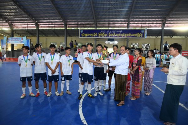 ကချင်ပြည်နယ်သယံဇာတရေးရာဝန်ကြီး ဦးတိန့်ဆောင် ကွန်ပျူတာတက္ကသိုလ်(မြစ်ကြီးနား)၏ မိုးရာသီ အမျိုးသား/ အမျိုးသမီး ဖူဆယ်ဘောလုံးပြိုင်ပွဲ ဗိုလ်လုပွဲနှင့် ဆုချီးမြှင့်ပွဲသို့ တက်ရောက်အားပေးချီးမြှင့်
