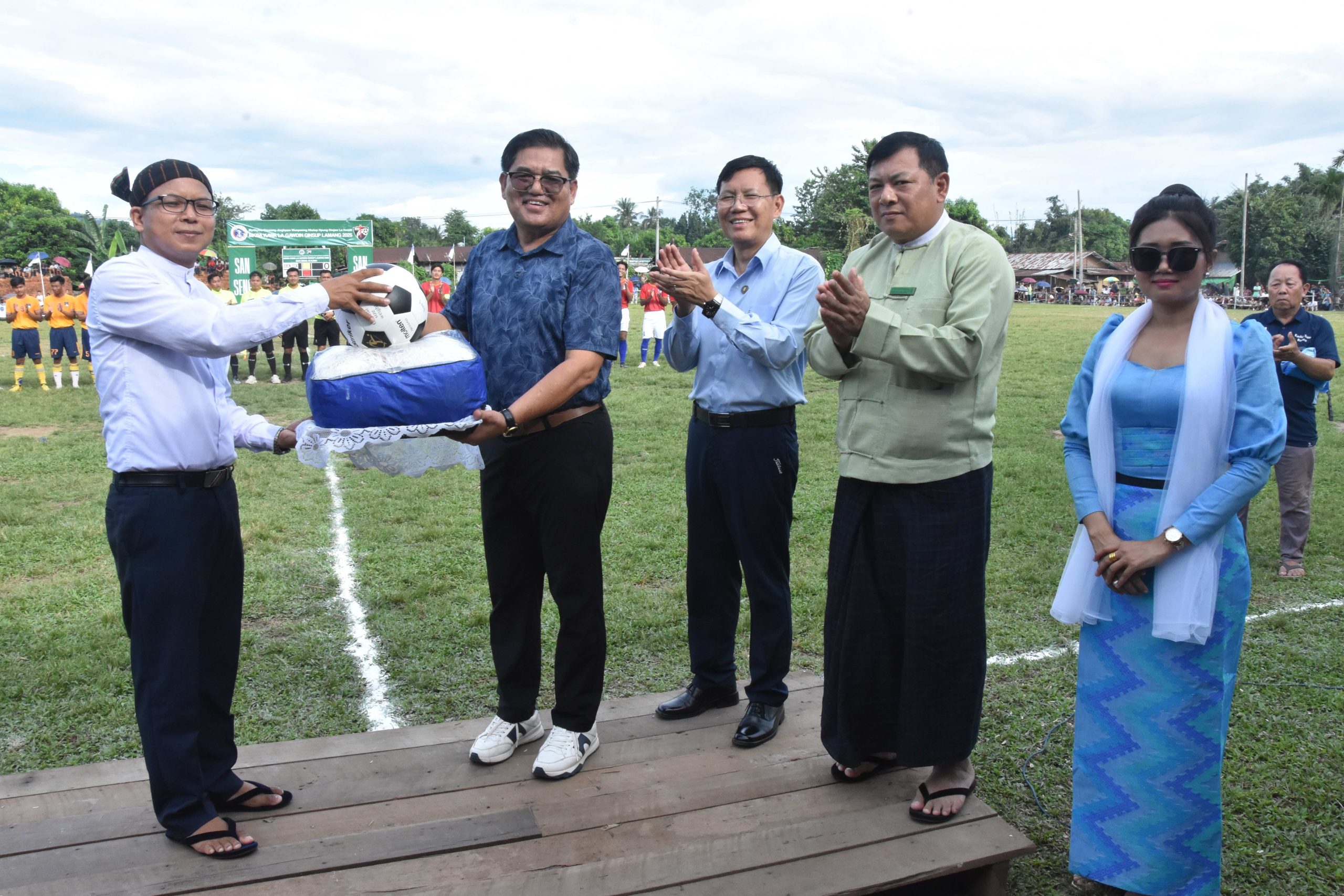 ကချင်ပြည်နယ်ဝန်ကြီးချုပ် မြစ်ကြီးနားမြို့၌ ကျင်းပပြုလုပ်သည့် မြစ်ကြီးနားခရိုင် ကချင်နှစ်ခြင်းအသင်းတော်များအဖွဲ့ချုပ် ဖခင်များ ဘောလုံးပြိုင်ပွဲ ဗိုလ်လုပွဲသို့ တက်ရောက်အားပေး