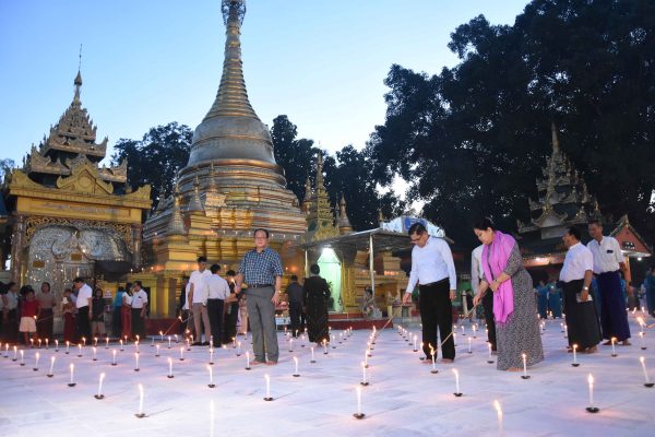 ကချင်ပြည်နယ်အစိုးရအဖွဲ့က ဦးဆောင်၍ သီတင်းကျွတ်လပြည်နေ့ (အဘိဓမ္မာအခါတော်နေ့)၌ မြစ်ကြီးနားမြို့ပေါ်ရှိ ရှေးဟောင်းသမိုင်းဝင်စေတီပုထိုးများ၌ ဆီမီးထွန်းညှိပူဇော်ခြင်း၊ မီးပုံးပျံများလွှတ်တင်ပူဇော်ခြင်းနှင့် စတုဒီသာဧည့်ခံကျွေးမွေးခြင်းများဖြင့် စည်ကားသိုက်မြိုက်စွာကျင်းပ
