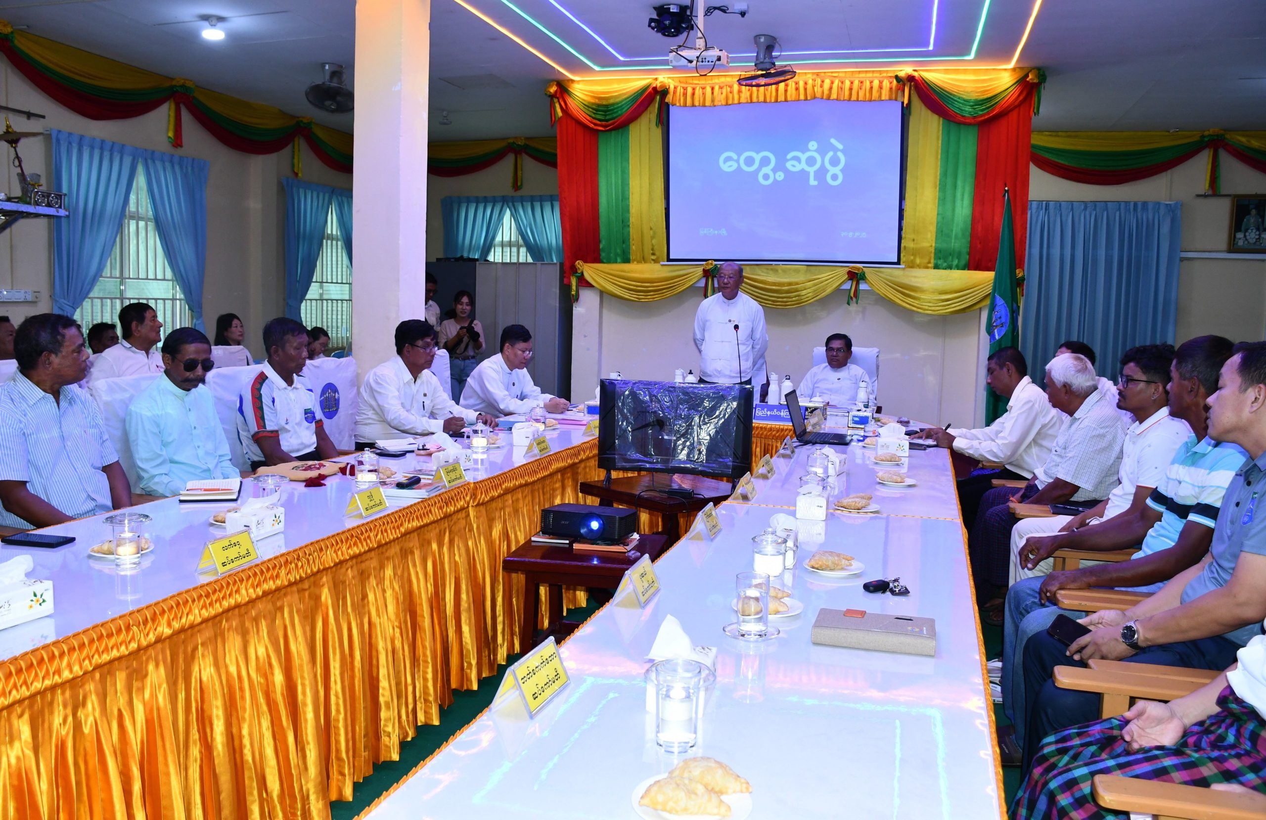 အားကစားနှင့်လူငယ်ရေးရာဝန်ကြီးဌာနနှင့် ဟိုတယ်နှင့်ခရီးသွားလာရေးဝန်ကြီးဌာန၊ ပြည်ထောင်စုဝန်ကြီး Jeng Phang နော်တောင် ကချင်ပြည်နယ်အတွင်းရှိ အားကစားဆပ်ကော်မတီများနှင့် ဌာနဝန်ထမ်းများနှင့် တွေ့ဆုံအားပေး