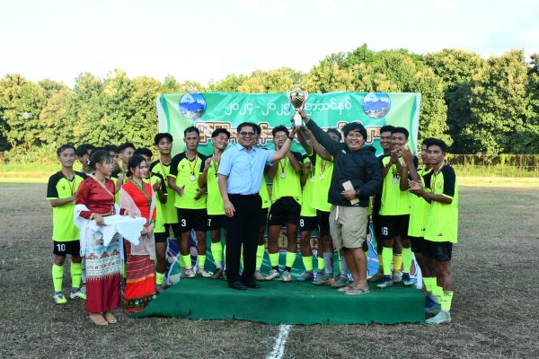 ကချင်ပြည်နယ်ဝန်ကြီးချုပ် ဦးခက်ထိန်နန် ၂၀၂၄ – ၂၀၂၅ ပညာသင်နှစ် မြစ်ကြီးနားဇုန်အဆင့် တက္ကသိုလ်များ (အမျိုး သား) ဘောလုံးပြိုင်ပွဲ ဖွင့်ပွဲနှင့်ဆုချီးမြှင့်ပွဲသို့ တက်ရောက်အားပေးချီးမြှင့်