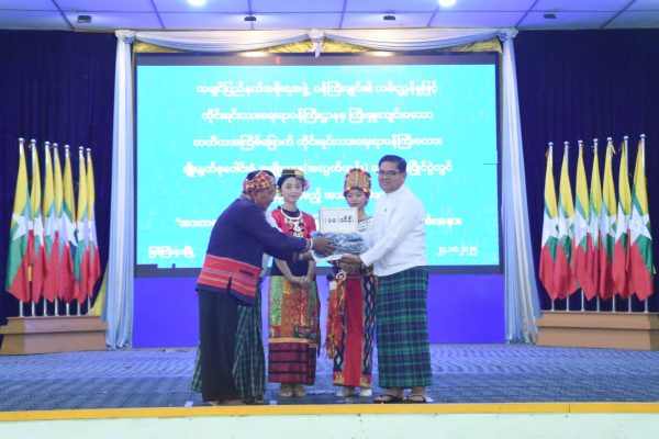 ကချင်ပြည်နယ်ဝန်ကြီးချုပ် ဦးခက်ထိန်နန် တတိယအကြိမ်မြောက် တိုင်းရင်းသားရေးရာဝန်ကြီးဖလား၊ မျိုးနွယ်စု ပေါင်းစုံ (အမျိုးသား) ဘောလုံးပြိုင်ပွဲသို့ ဝင်ရောက်ယှဉ်ပြိုင်မည့် ပြိုင်ပွဲဝင်အသင်းများအား အားကစားဝတ်စုံနှင့် ထောက်ပံ့ငွေများ ပေးအပ်ချီးမြှင့်