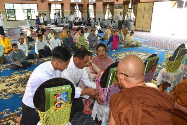 ကချင်ပြည်နယ်တိုင်းရင်းသားရေးရာဝန်ကြီး ချီဖွေသာသနာပြု အောင်မြေ(၁/၂)သာသနာပြုဘုန်းတော်ကြီးကျောင်းများသို့ ကထိန်သင်္ကန်ဆက်ကပ်လှူဒါန်း