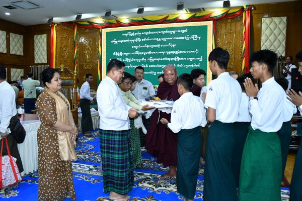 သဲဖြူကျောင်းဆရာတော် ဒေါက်တာဘဒ္ဒန္တပညာဇောတမထေရ်မြတ်ကြီးအား အမှူးထား၍ ကချင်ပြည်နယ်အစိုးရ အဖွဲ့၏ ပံ့ပိုးမှု၊ အလှူရှင်များ၏ လှူဒါန်းမှုဖြင့် မြစ်ကြီးနားမြို့ ကုတင်-၅၀၀ ဆံ့ ပြည်သူ့ဆေးရုံကြီး၌ စက္ခုဒါနအဖြစ် အခမဲ့မျက်စိစမ်းသပ်ခွဲစိတ်ကုသပေးခြင်း အခမ်းအနားနှင့် ကျောင်းသား/ကျောင်းသူများအတွက် ကျောင်းဝတ်စုံ၊ ကျောင်းသုံးပစ္စည်းများ လှူဒါန်းထောက်ပံ့ပွဲ အခမ်းအနားများသို့ ကချင်ပြည်နယ်ဝန်ကြီးချုပ် တက်ရောက်အားပေး