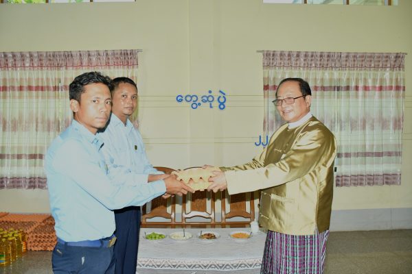 ကချင်ပြည်နယ်သယံဇာတရေးရာဝန်ကြီး ဦးတိန့်ဆောင်  ဝိုင်းမော်မြို့နယ် လျှပ်စစ်ဓာတ်အား ပို့လွှတ်ရေးနှင့် ကွပ်ကဲ ရေးဦးစီးဌာန ဝန်ထမ်းများနှင့် တွေ့ဆုံထောက်ပံ့