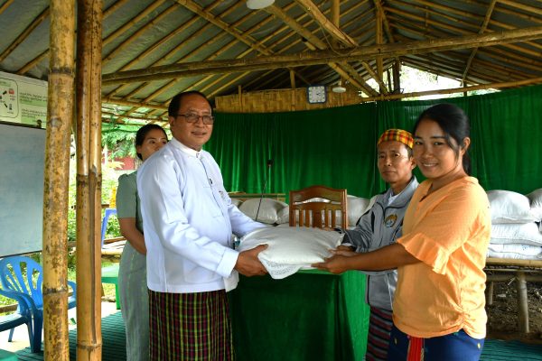 ကချင်ပြည်နယ်သယံဇာတရေးရာဝန်ကြီးဦးတိန့်ဆောင် မြစ်ကြီးနားမြို့ အင်ဂျန်ဒုံလော်ဝေါ် သာသနာဝင်းအတွင်းယာယီခိုလှုံနေထိုင်လျက်ရှိသည့် ယာယီတိမ်းရှောင်ပြည်သူများအား တွေ့ဆုံထောက်ပံ့