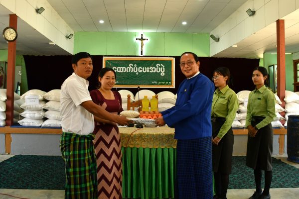 ကချင်ပြည်နယ်သယံဇာတရေးရာဝန်ကြီး ဦးတိန့်ဆောင်  ဝိုင်းမော်မြို့နယ်၊ မိုင်းနားကျေးရွာအုပ်စုအတွင်းနှင့် မြစ်ကြီးနားမြို့ တပ်ကုန်း(အင်ဂျန်ဒုံ)လော်ဝေါ်နှစ်ခြင်းအသင်းတော်စခန်းရှိ ယာယီခိုလှုံနေထိုင်လျက်ရှိသော အိမ်ထောင်စုများအား သွားရောက်တွေ့ဆုံထောက်ပံ့