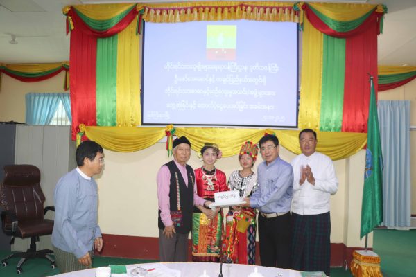 တိုင်းရင်းသားလူမျိုးများရေးရာဝန်ကြီးဌာန၊ ဒုတိယဝန်ကြီး ဦးဇော်အေးမောင် ကချင်ပြည်နယ်အတွင်းရှိ တိုင်းရင်းသားစာပေနှင့်ယဥ်ကျေးမှုအသင်း/အဖွဲ့ တာဝန်ရှိသူများနှင့်ဖွဲ့စည်းပုံအခြေခံဥပဒေပါ တိုင်းရင်းသားအခွင့်အရေးများ၊ ရပိုင်ခွင့်များနှင့်စပ်လျဉ်း၍ ဆွေးနွေးပြောကြား